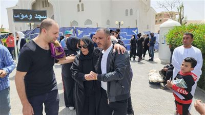 بالصور.. غياب الفنانيين والإعلاميين عن حضور جنازة شيرين الطحان