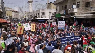 فلسطينيون يخرجون بـ  مسيرة حاشدة من أمام الأقصى عقب صلاة الجمعة