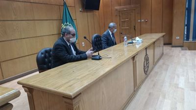 محافظ القليوبية يناقش الاستعداد للموجة الثانية لكورونا