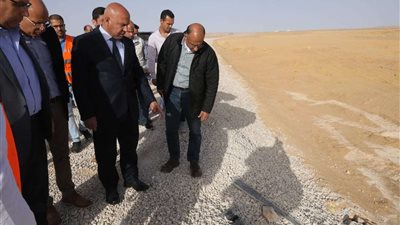 وزير النقل يتفقد الخط الأول للقطار الكهربائي السريع السخنة العلمين مطروح