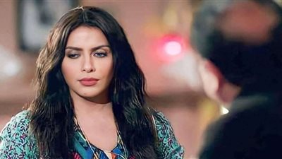 من أمام المستشفي.. عائلة شيرين الطحان في انتظار خروج الجثمان استعدادًا لتشييع الجنازة