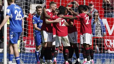 مانشستر يونايتد يتفوق على إيفرتون بهدفين نظيفين في الدوري الإنجليزي