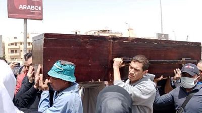 انهيار والدة شيرين الطحان بعد وصول الجثمان.. «هتسيبني لمين؟»