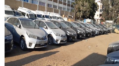 ضبط 121 سيارة مخالفة لشروط الإعفاء الجمركى بجراج شركات سياحية (صور)