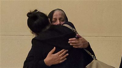 انهيار والدة شيرين الطحان خلال عزاء ابنتها  (صور)