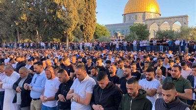 30 ألف فلسطيني يؤدون صلاتي العشاء والتراويح في الأقصى