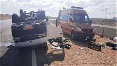 إصابة 13 شخصًا إثر انقلاب ميكروباص بطريق أسوان القاهرة الصحراوي