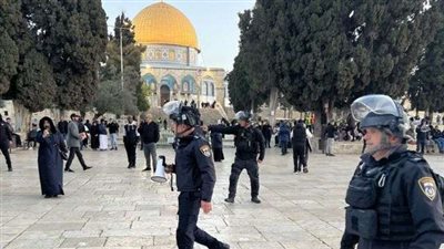 شؤون القدس: قوات الاحتلال تخرج المصلين من الأقصى