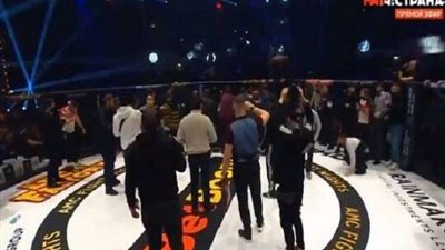 شاهد.. معركة طاحنة على الحلبة وشجار جماعي بسبب عداوة بين مقاتلين