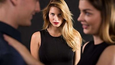 فتاة تكتشف خيانة زوجها بـ