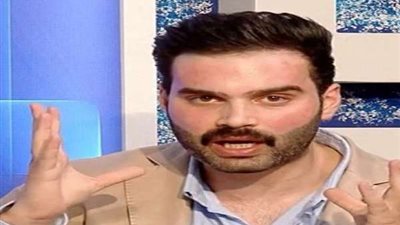 بالفيديو.. ممثل يكشف عن تشوه وجهه بسبب 