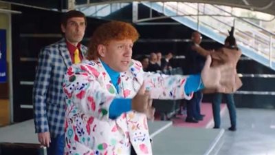 على طريقة حزلقوم.. أحمد مكي يسخر من رضا عبد العال وبيب جوارديولا