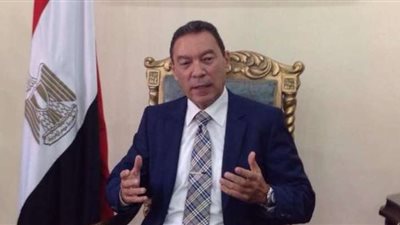 عقدة الخواجة.. بالعربي والإنجليزي امرأتان تثيران دهشة هاني الناظر