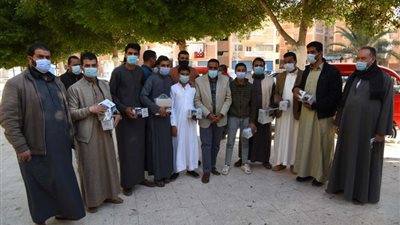 محافظ مطروح يشارك في حملة لتوزيع الكمامات وتوعية المواطنين