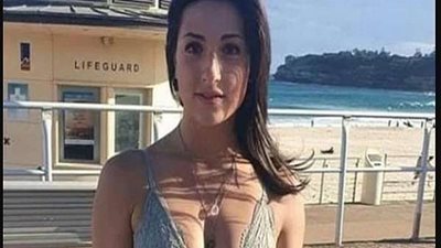 طرد فتاة من داخل مطعم بسبب ملابسها.. تفاصيل