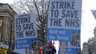 عشرات آلاف الأطباء يجددون إضرابهم في بريطانيا للمطالبة برفع الأجور