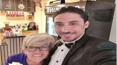 تطورات جديدة في أشهر قصة حب بين عجوز  وشاب