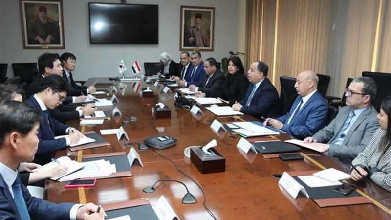 وزير المالية يجتمع