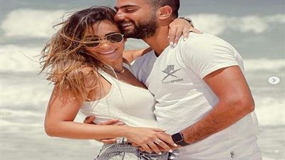 شاهد.. محمد الشرنوبي وزوجته يحتفلان بالكريسماس