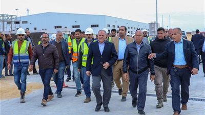 وزير النقل يتفقد المشروعات الجاري تنفيذها بمينائي الإسكندرية والدخيلة