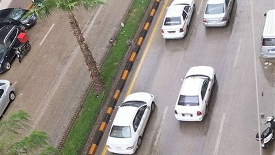أمطار خفيفة على الطرق وانتظام حركة سير المركبات