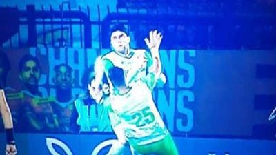 اصطدام مزعج لحسام عاشور في مباراة الاتحاد والأهلي.. شاهد