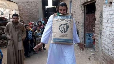 بطل من سوهاج.. شاب يحمل شيكارة أسمنت و3 إسطوانات بوتاجاز بواسطة أسنانه