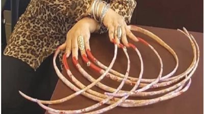 صاحبة أطول أظافر في العالم تعرضها للبيع