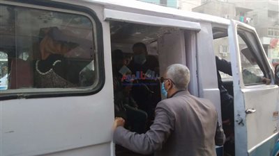 اللواء حسام حمودة يستوقف السرفيس ببني سويف لمراجعة الإلتزام بالإجراءات الاحترازية.. صور