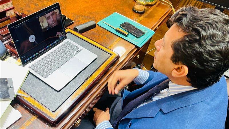 دكتور أشرف صبحي أثناء