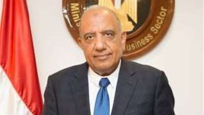 وزير قطاع الأعمال يستعرض تطورات مصانع غزل المحلة