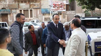 خلال زيارته عددا من المؤسسات.. نائب محافظ المنيا يهنئ الأطفال بعيد القيامة