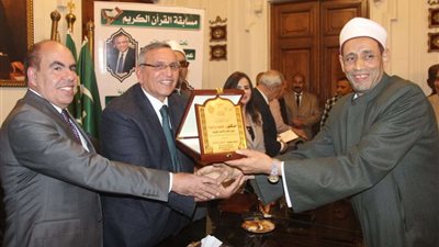 الدكتور عبدالسند يمامة يكرم حفظة القرآن الكريم