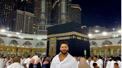 محمد أبو جبل يؤدي مناسك العمرة .. صورة