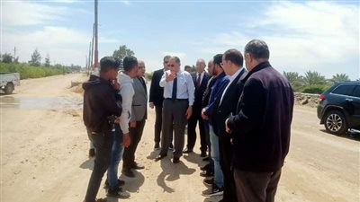 محافظ الشرقية يتفقد أعمال الرصف الجارية بطريق فاقوس_أبو شلبي