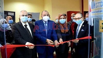 رئيس جامعة بني سويف يفتتح وحدة جهاز الميكروسكوب الإلكتروني