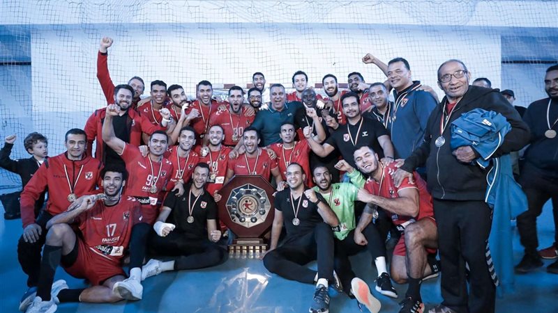 يد الأهلي بطل ثنائية