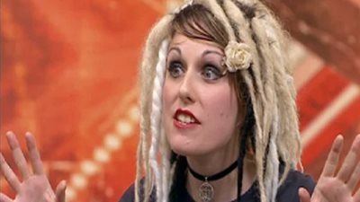 العثور على جثة نجمة إكس فاكتور مذبوحة في سريرها