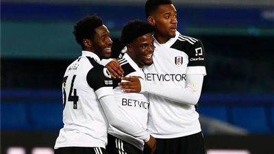 فولهام يهزم إيفرتون بثلاثية في الدوري الإنجليزي