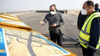 الرئيس السيسي يتفقد الطريق الدائري الأوسطي