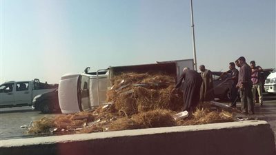 مصرع وإصابة 6 أشخاص في انقلاب سيارة على طريق أبو سمبل أسوان البري