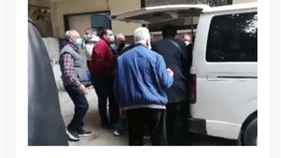 شاهد.. جثمان وحيد حامد يغادر مستشفى الصفا