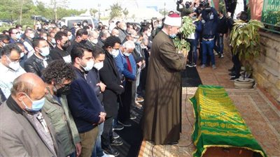 المحطة الأخيرة.. جثمان وحيد حامد يتجه لمثواه الأخير بمقابر العائلة