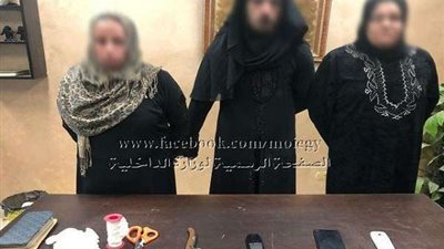 الرجل ارتدى ملابس النساء.. القبض على عاطل وسيدتين بتهمة السرقة بالإكراه بالدقهلية