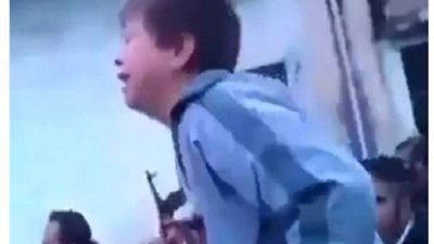 وعده بالحضور في رأس السنة..  طفل يودع شقيقه في الجنازة بكلمات مُبكية