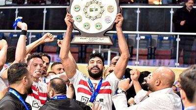 في مباراة كرة قدم.. جماهير الزمالك تحتفل بلقب الدوري في الطائرة