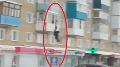 ضبطه في أحضان زوجته.. لحظة هرورب رجل من زوج عشيقته (فيديو)