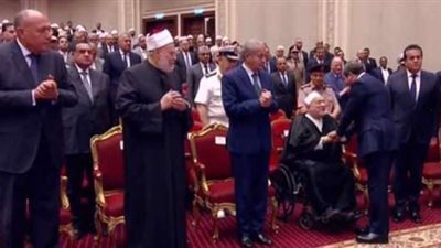 الرئيس السيسي يصافح أحمد عمر هاشم خلال احتفالية ليلة القدر
