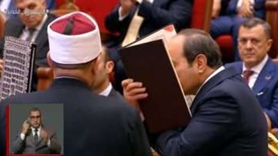 وزير الأوقاف يهدي السيسي نسخة من القرآن الكريم