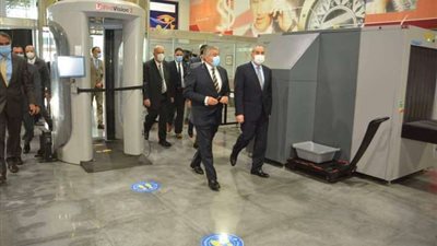 وزير الطيران المدني يتابع غرفة عمليات بطولة كأس العالم لكرة اليد